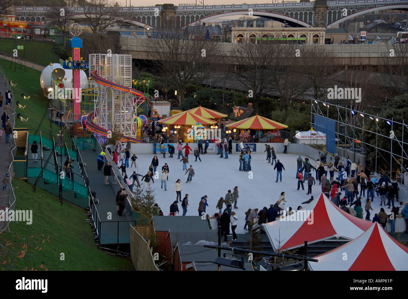 El centro de la ciudad de Edimburgo Princes Street Gardens fiestas navideñas patinadero de enero de 2007 Foto de stock