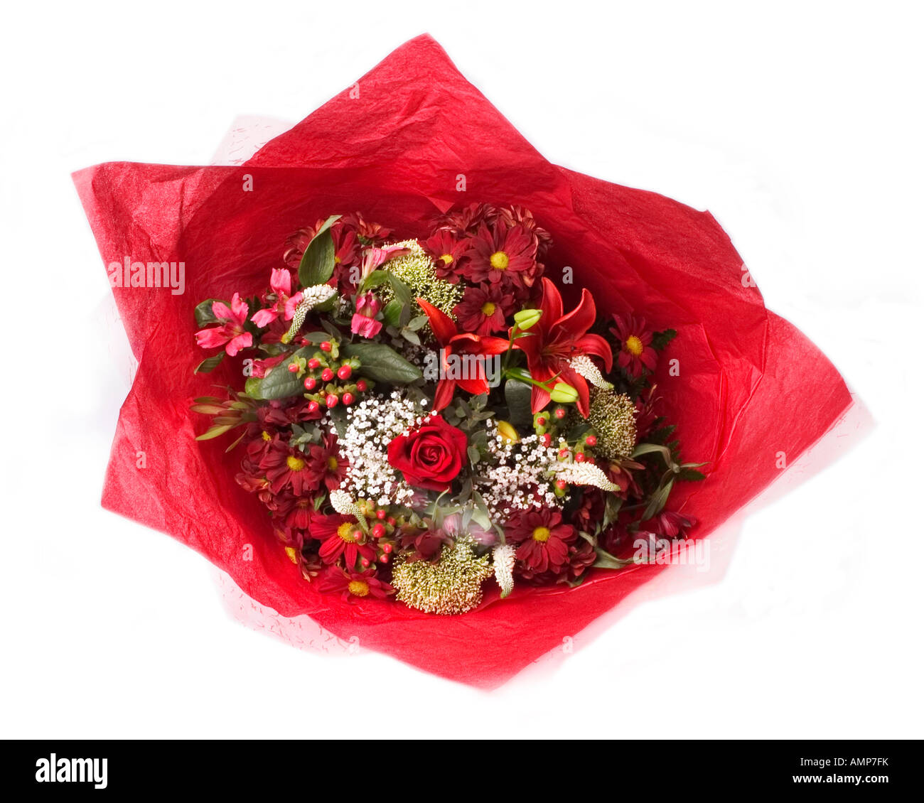 Atractivo pequeño ramo de rosas rojas, flores variadas y ángel cabello  envuelto en papel rojo Fotografía de stock - Alamy