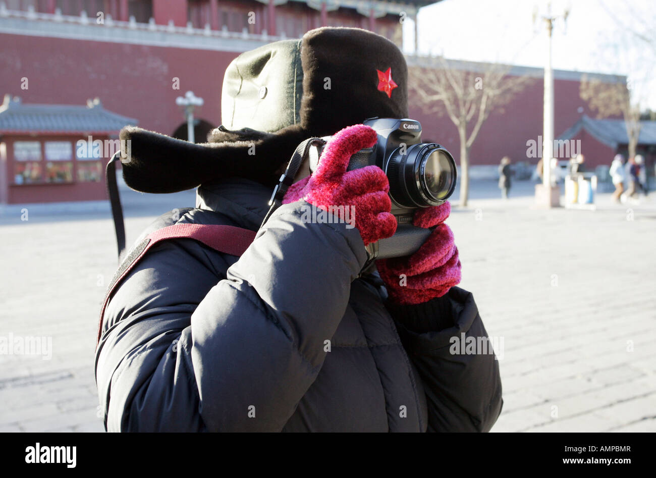 Turista tomando fotos en la Ciudad Prohibida, Beijing, China Foto de stock