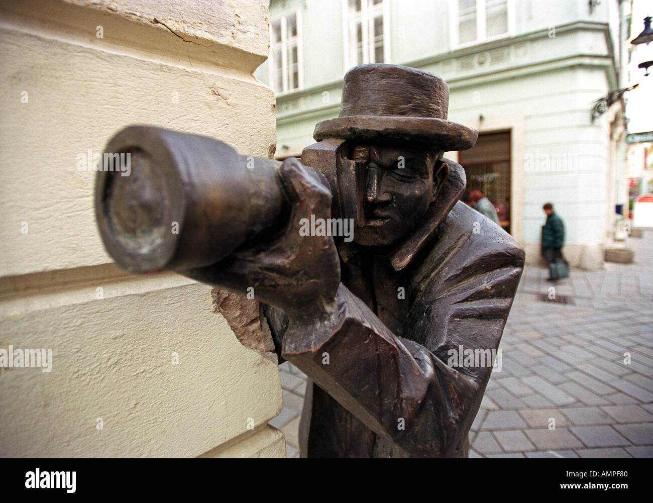 El camarógrafo estatua en Bratislava, Eslovaquia Foto de stock