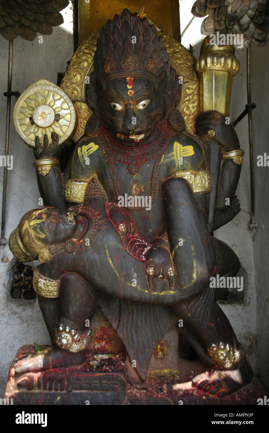 Estatuto de Narsingha Vishnu en su encarnación león hombre matando a un demonio Hanuman Dhoka Antiguo Palacio Real Kathmandu Nepal Foto de stock