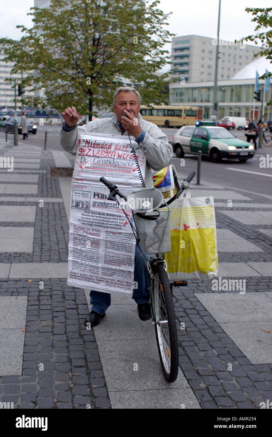 Marcha de protesta en el 15º aniversario de la reunificación de Berlín Alexanderplatz Foto de stock