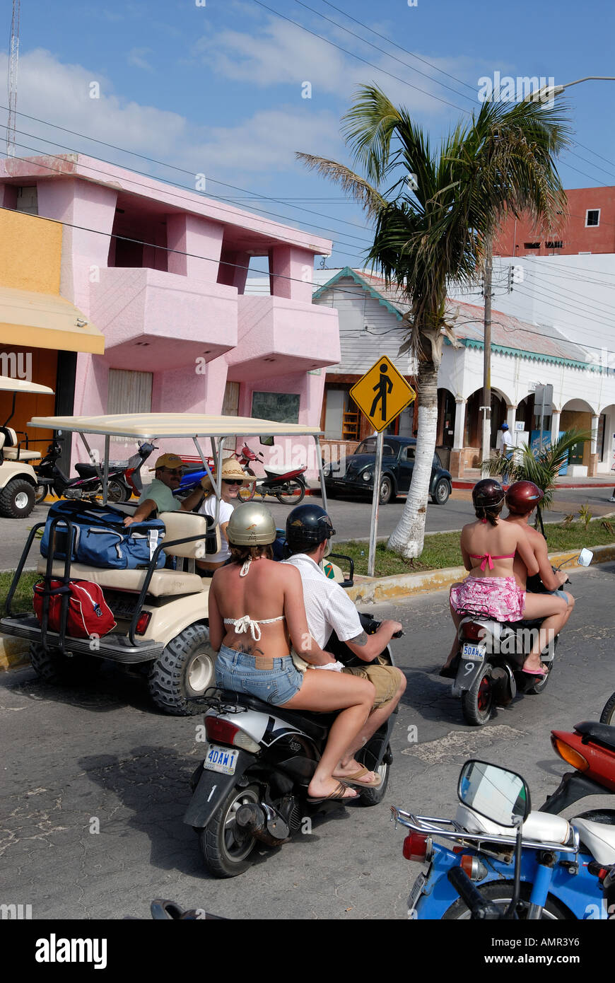 Caballo alrededor de la Isla Mujeres en moto y carro de golf Fotografía de  stock - Alamy