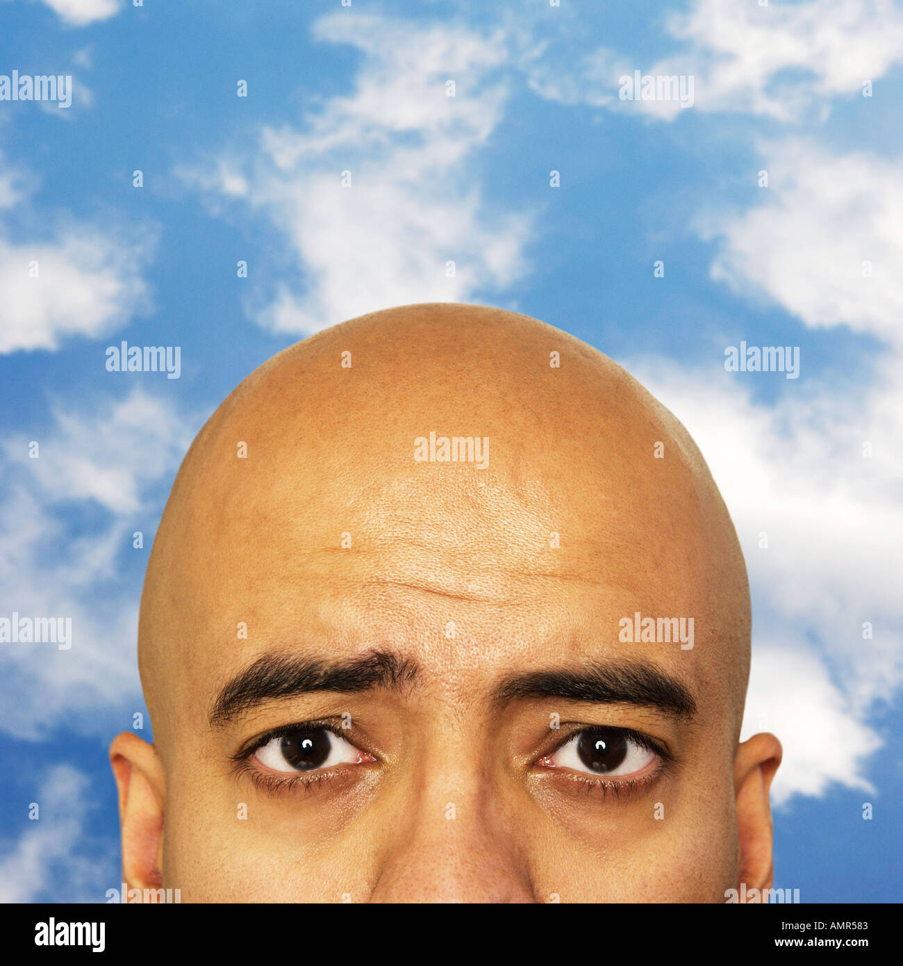 La parte superior del hombre pelado la cabeza en las nubes Fotografía de  stock - Alamy