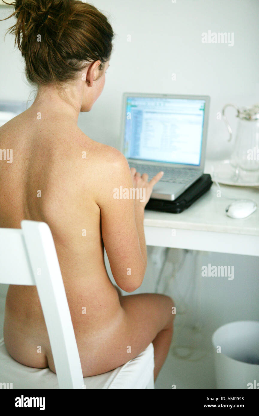 Mujer desnuda trabajando en el portátil Fotografía de stock - Alamy