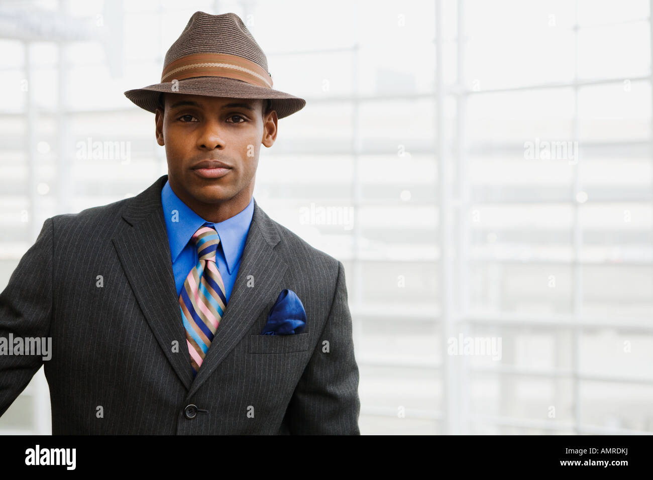 Hombre africano vestidos de traje y sombrero Foto de stock