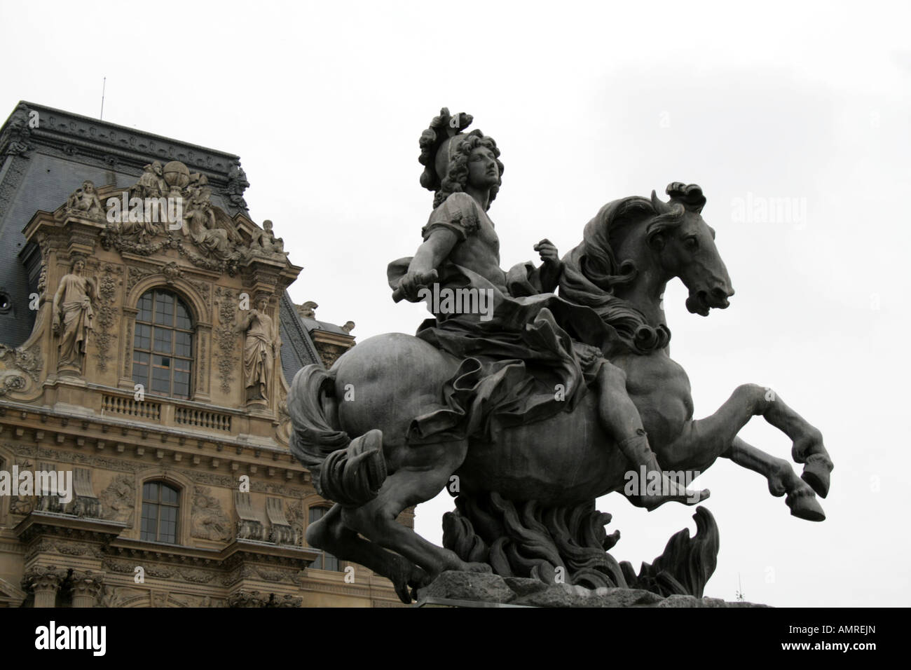 La estatua ecuestre de Luis XIV, en el Museo del Louvre, París Francia
