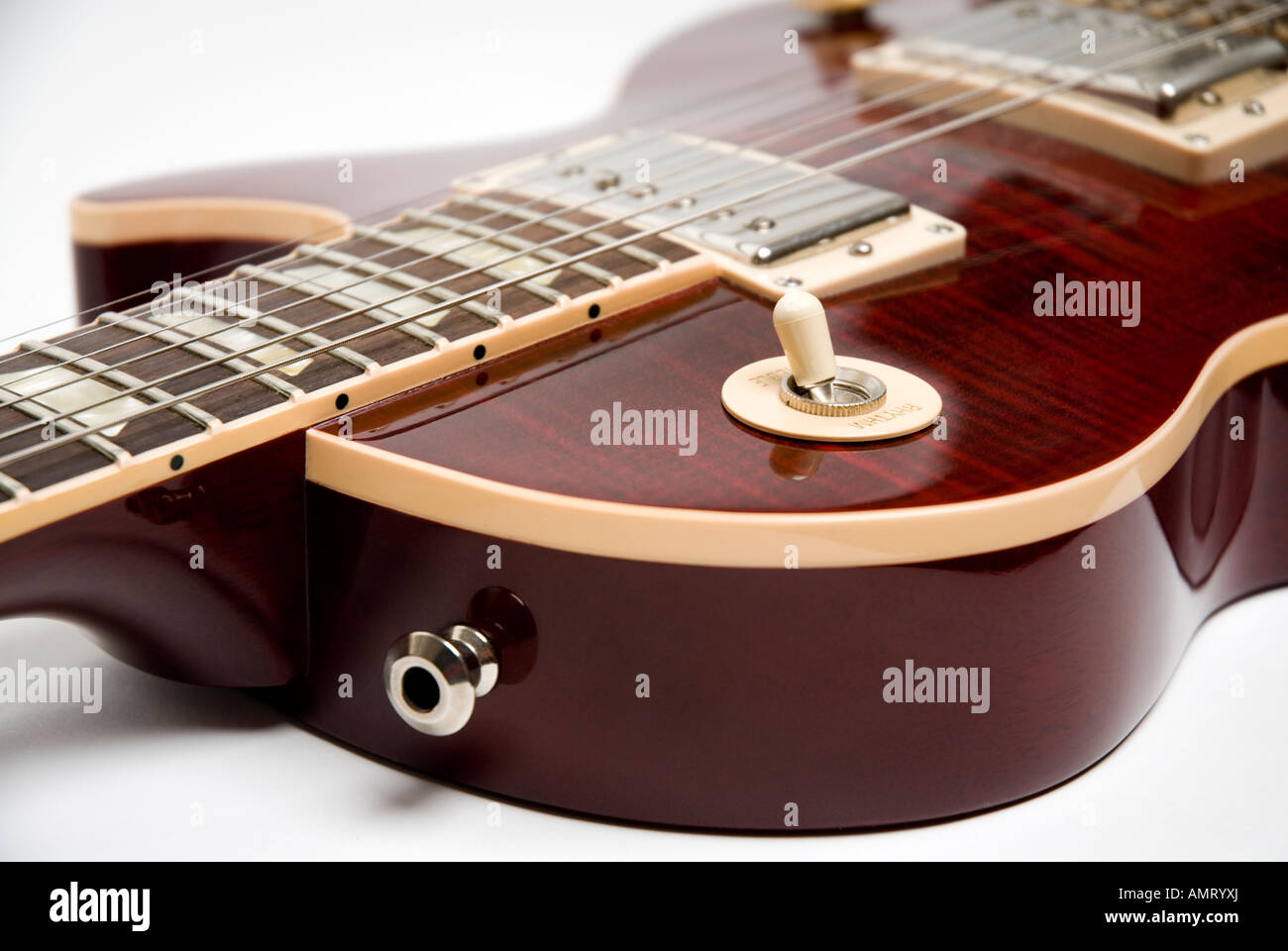 Cerca de rojo vino Gibson Les Paul guitarra mostrando humbucker pickups,  trastes, cuerdas, recogida y tira del botón selector Fotografía de stock -  Alamy