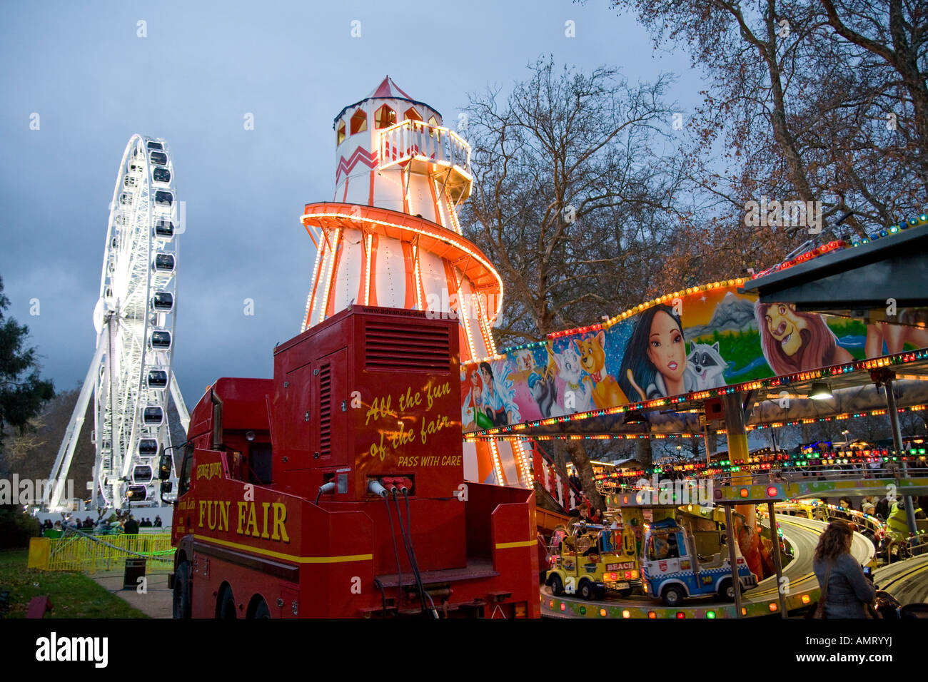 Rueda Grande y parque de atracciones en Hyde Park, Londres, Reino Unido - El País de las maravillas de invierno al atardecer Foto de stock