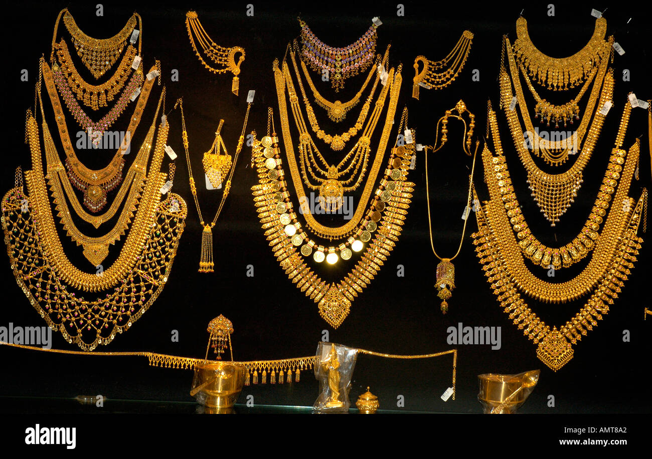 Joyas de oro y piedras preciosas para la venta en Trivandrum  Thiruvananthapuram Kerala viajes de India Fotografía de stock - Alamy