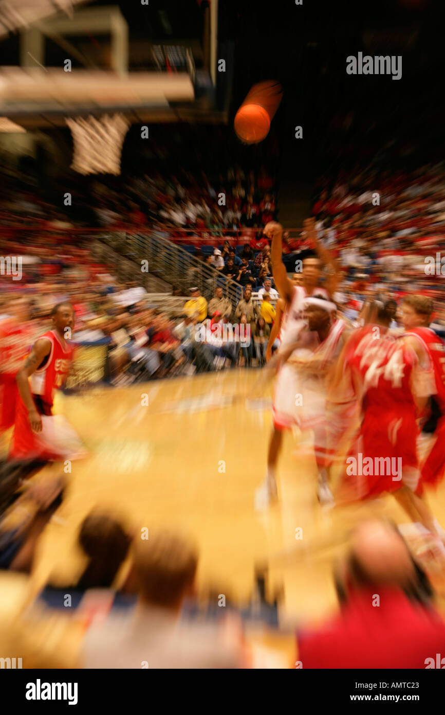 Una velocidad de obturación lenta toma de un jugador de baloncesto haciendo  un disparo Fotografía de stock - Alamy