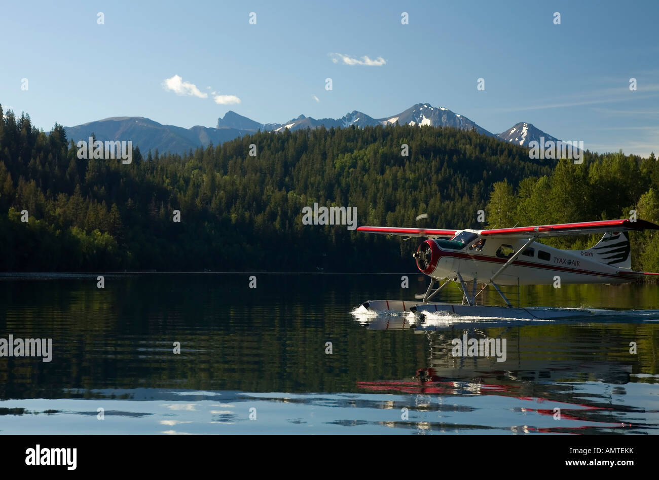 Hidroavión aterrizando en un remoto lago montañas Chilcotin British Columbia Canadá Foto de stock