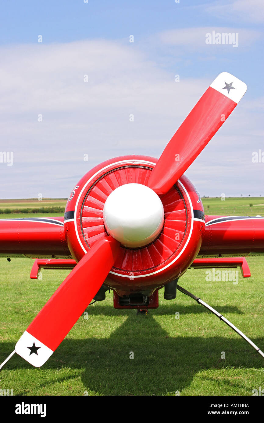 Vista frontal o un rojo Yak 55, el legendario ruso acrobático aerplane, con hélice en diagonal Foto de stock