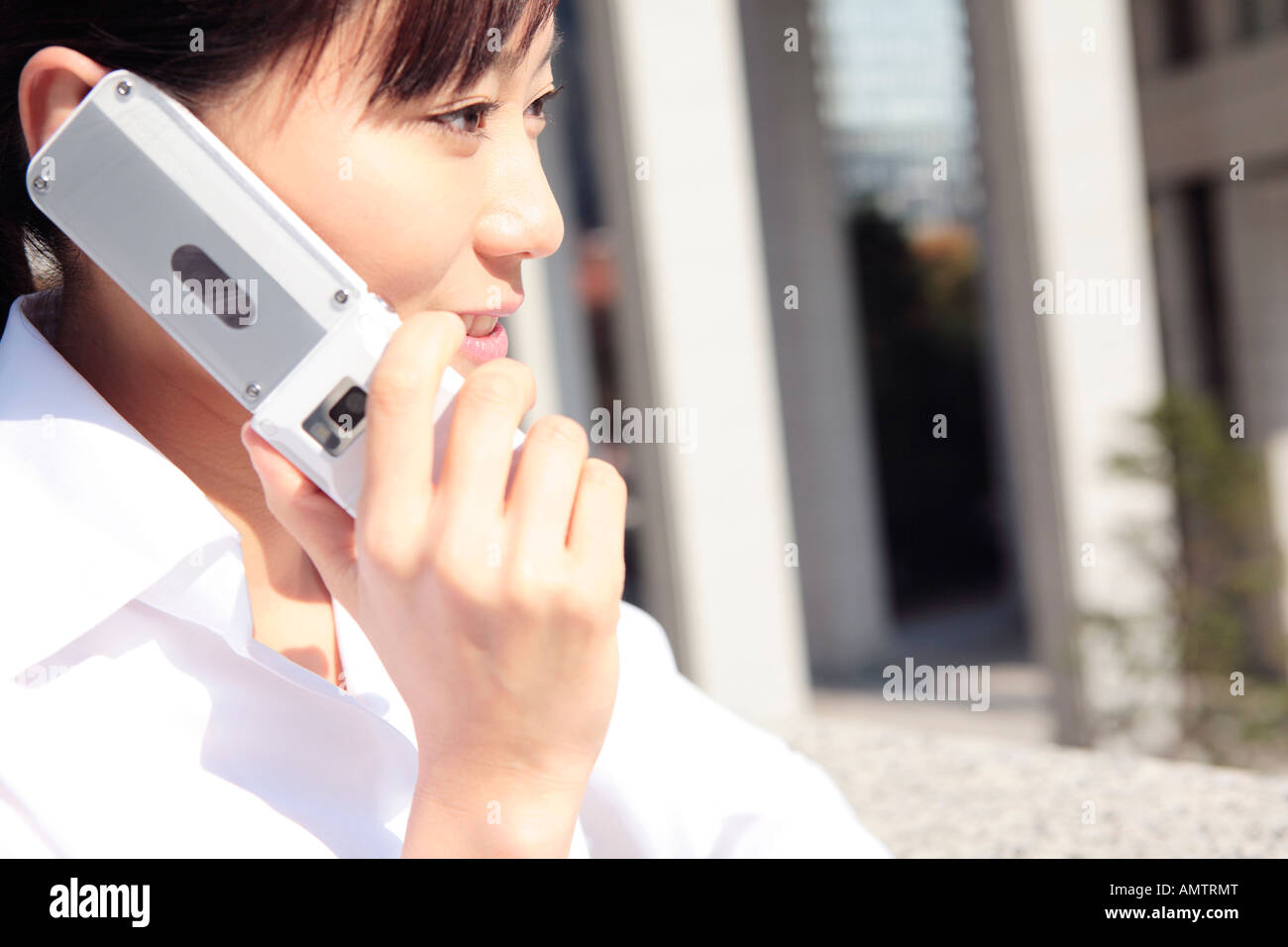 Office Lady japonés hablando con un teléfono celular Fotografía de stock -  Alamy