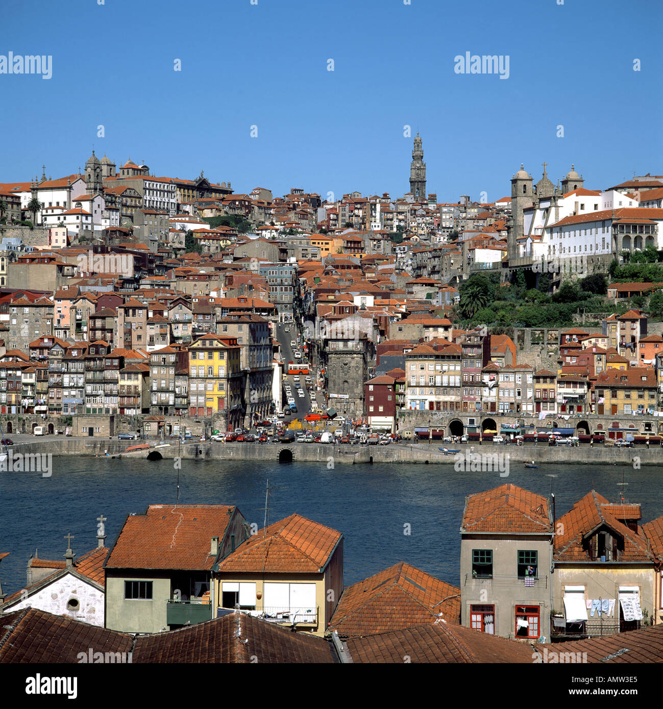 Casas de Vila Nova da Gaia, el río Duero, el horizonte de la ciudad de Oporto, Portugal, Europa Foto de stock