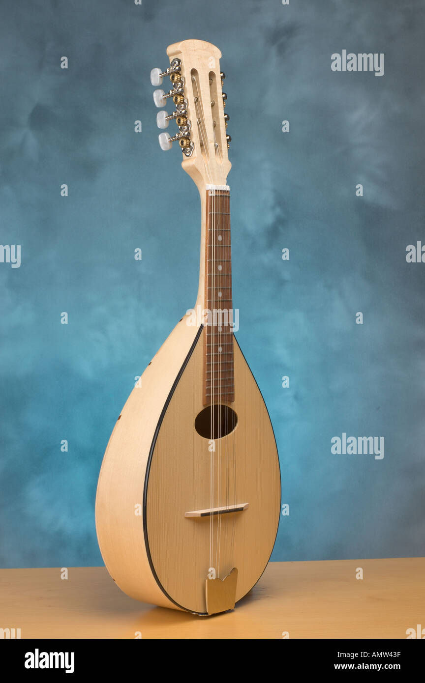 Mandolina instrumentos musicales portugueses de cuerpo pequeño tipo staved  espalda recta lados Fotografía de stock - Alamy