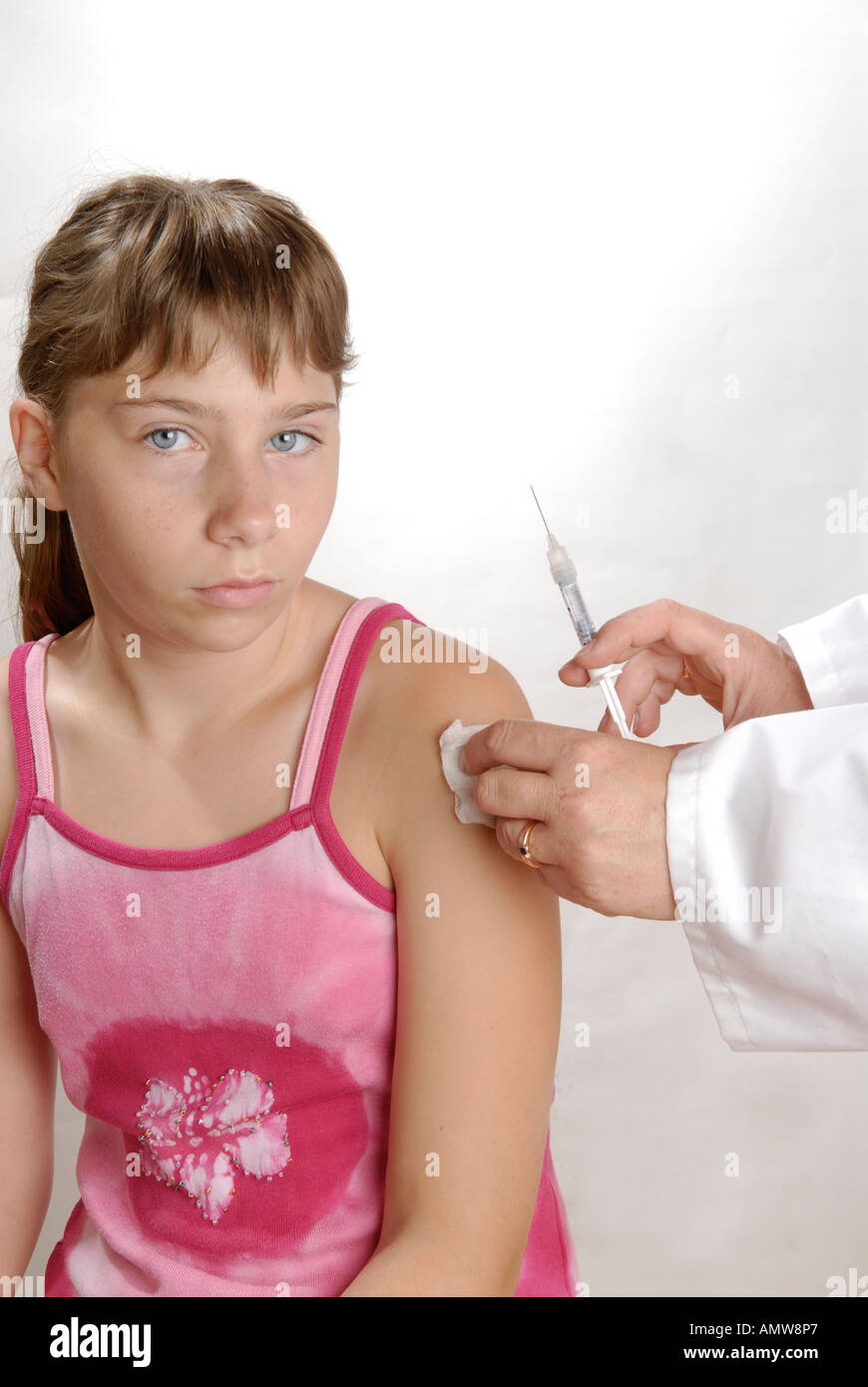 Niña es vacunada Foto de stock