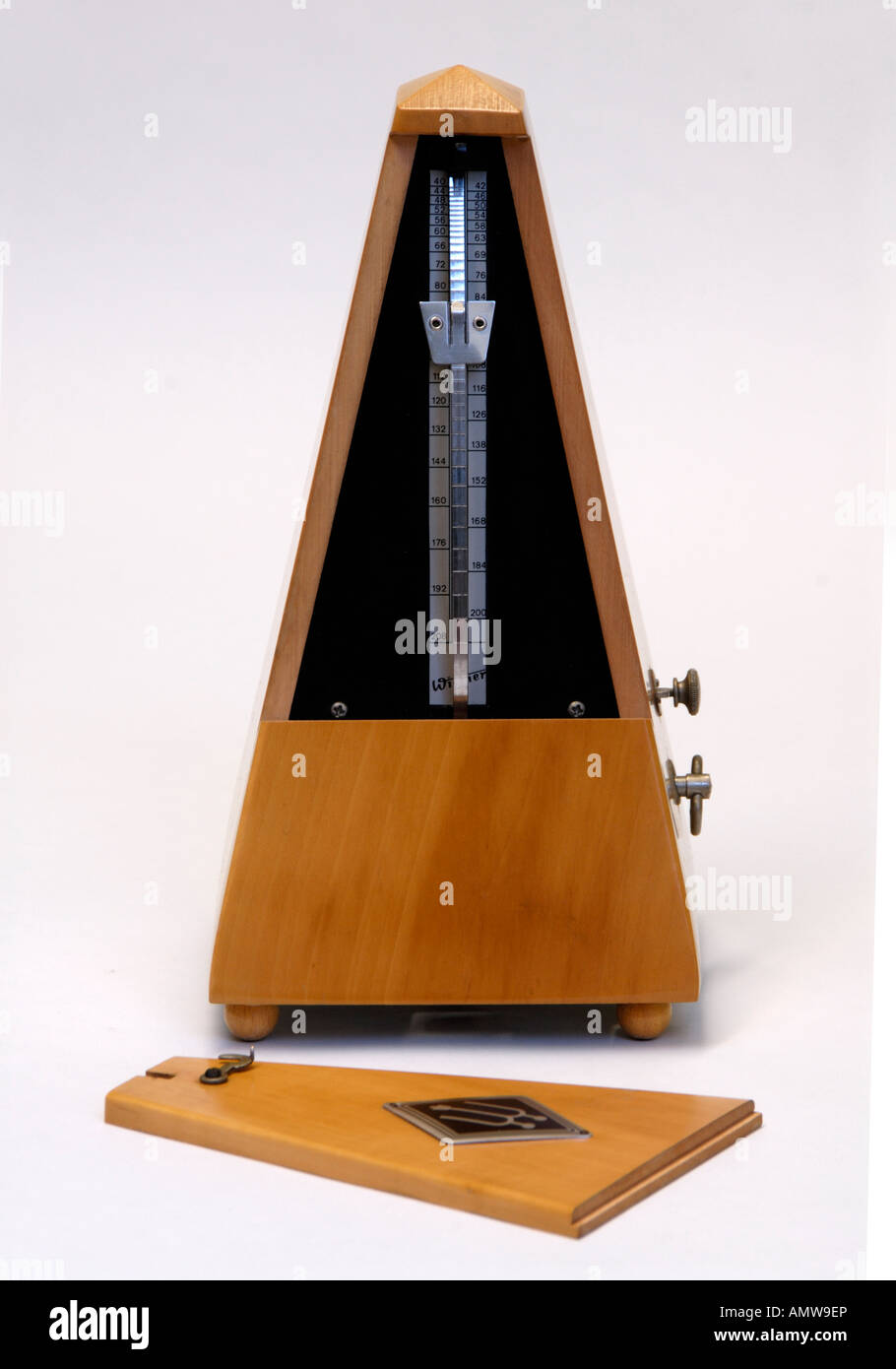 Wittner beechwood clockwork metrónomo con la cubierta . Fabricado en Alemania . Foto de stock