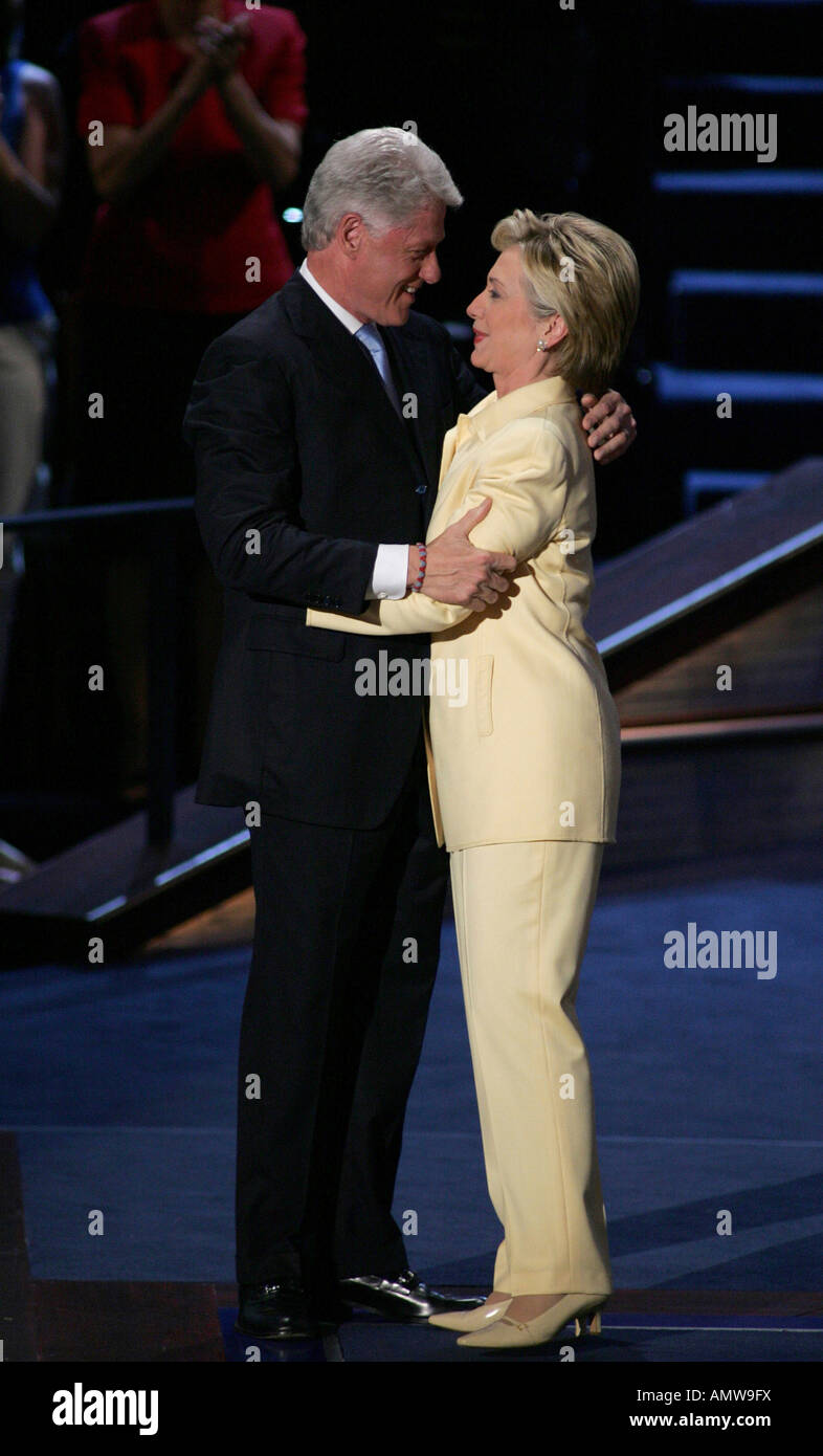 El ex presidente Bill Clinton y la senadora Hillary Rodham Clinton en la Convención Demócrata en Boston, MA. En julio de 2004. Foto de stock