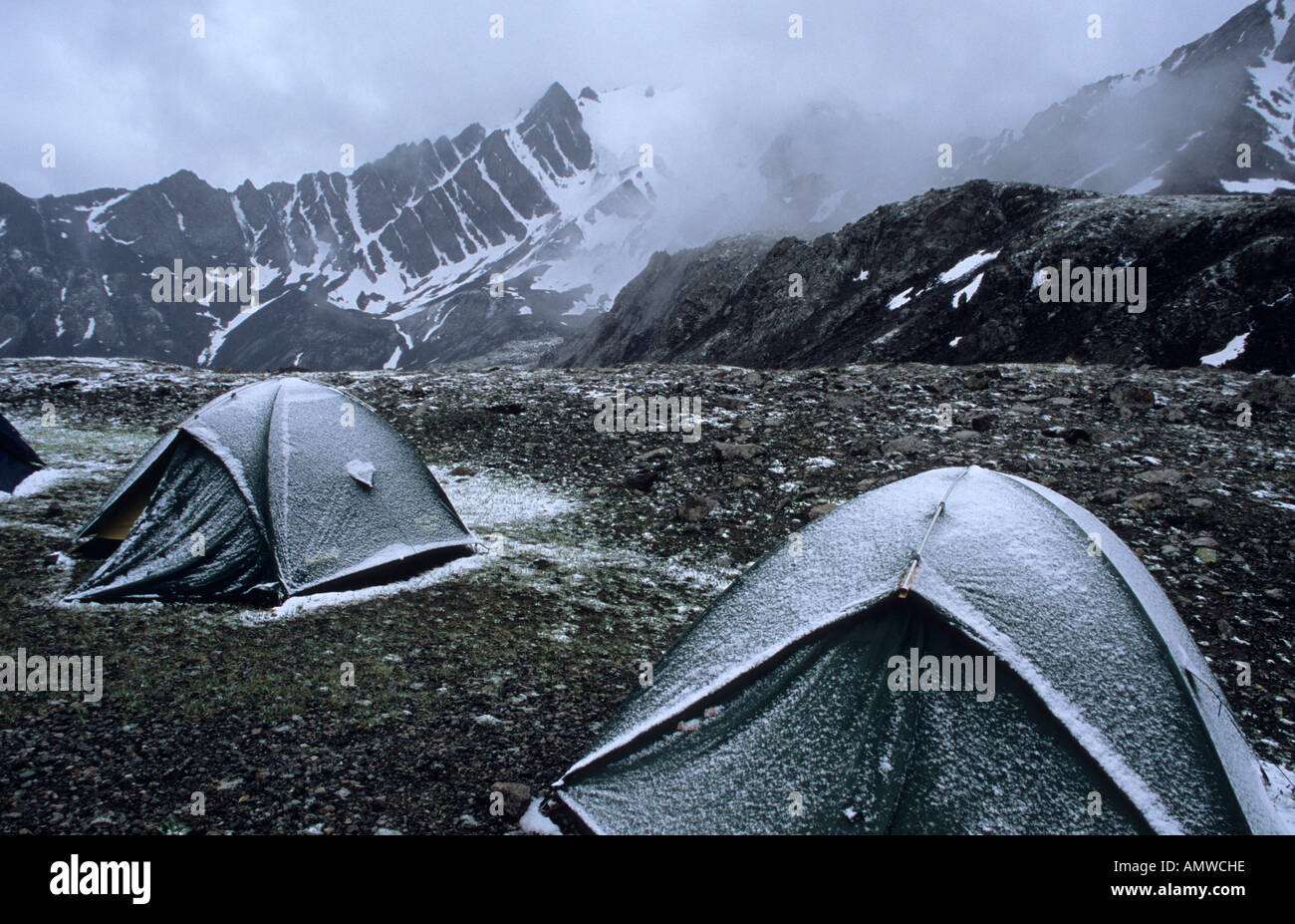 Campamento en Ala-Kol, Ala-Kul Pass (3860 m), Montañas de Alatau Terskey, Tian Shan, Kirguistán Foto de stock