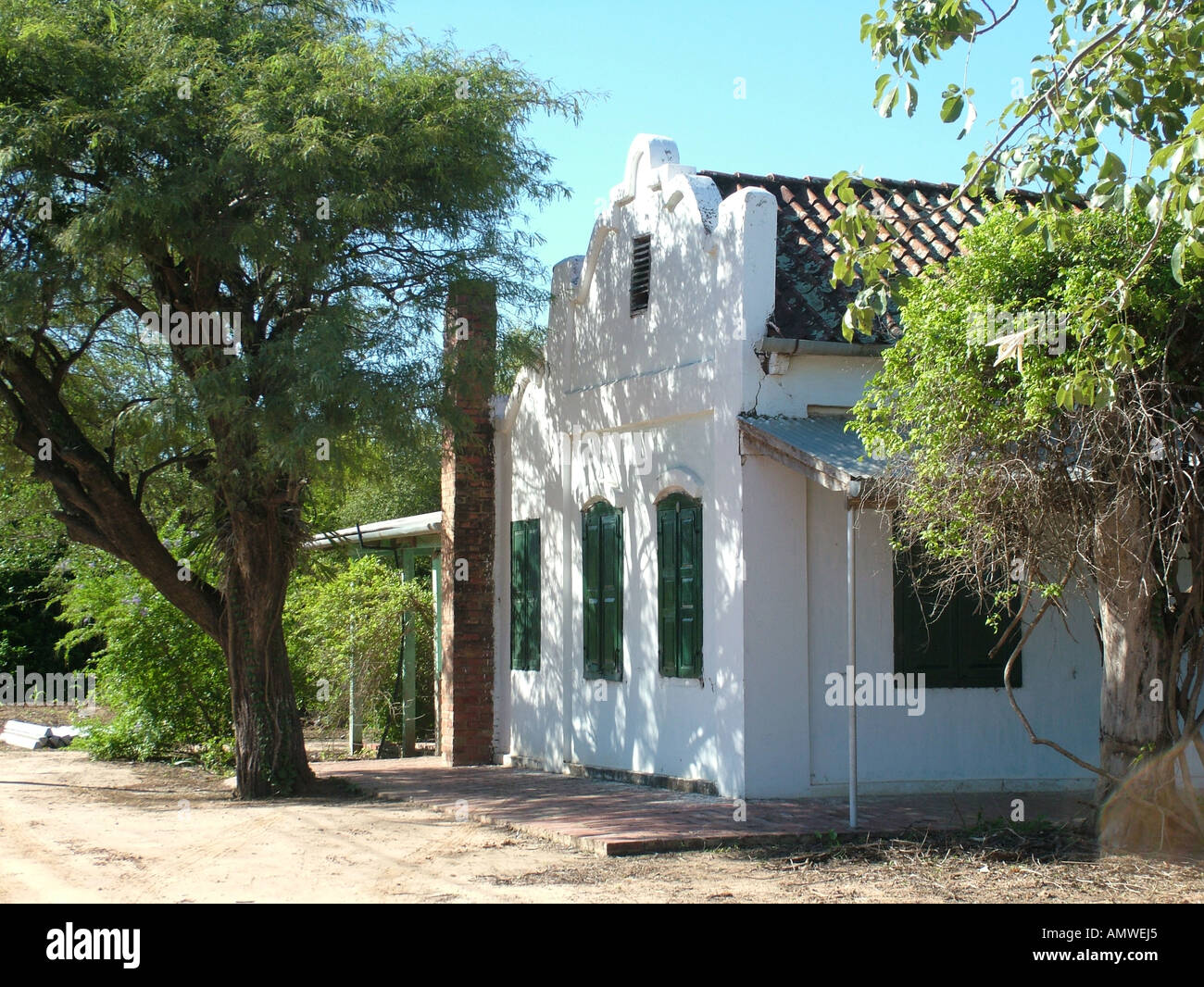 Pioneros en el antiguo edificio de estilo ruso colonia menonita