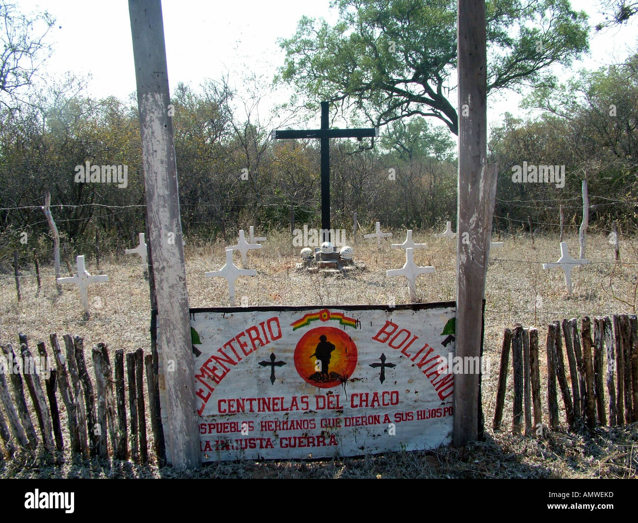 Cementerio militar boliviano de la guerra del Chaco en la desierta frontera entre Paraguay y Bolivia, el Gran Chaco Foto de stock