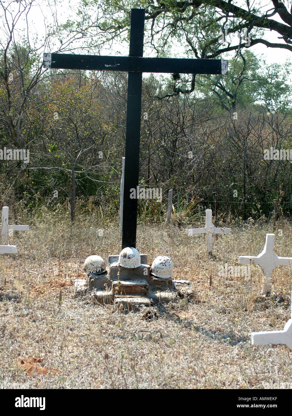 Cementerio militar boliviano de la guerra del Chaco en la desierta frontera entre Paraguay y Bolivia, el Gran Chaco Foto de stock