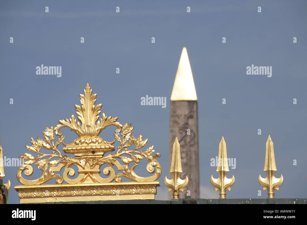 Decoraciones doradas y el obelisco en la Place de la Concorde, París,  Francia Fotografía de stock - Alamy