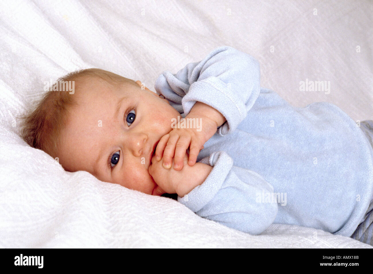Bebé chuparse las manos Fotografía de stock - Alamy