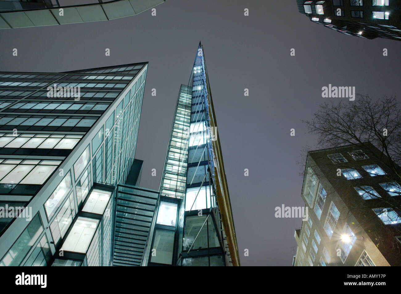 Moderno edificio de oficinas con bordes afilados en Holborn Londres Inglaterra Foto de stock