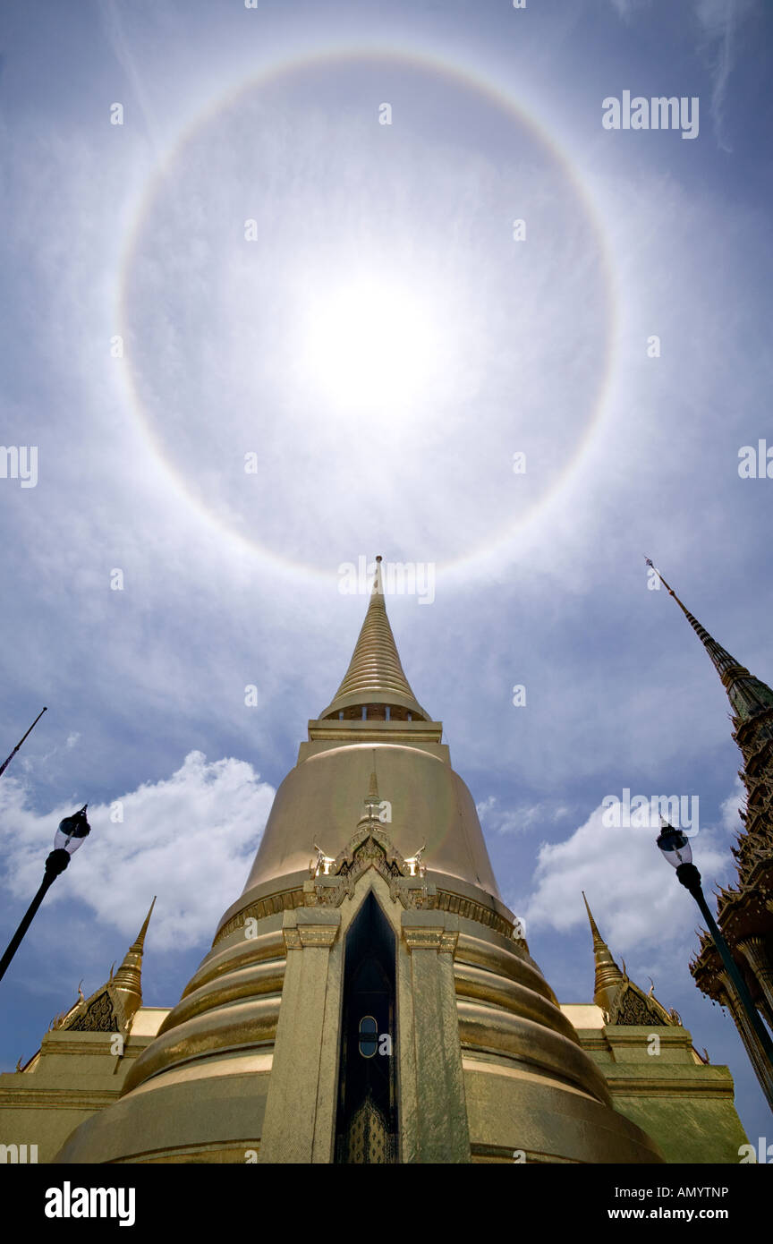 Un halo solar sobre el Phra Mondop y Prasat Thep Bidom Pra Foto de stock