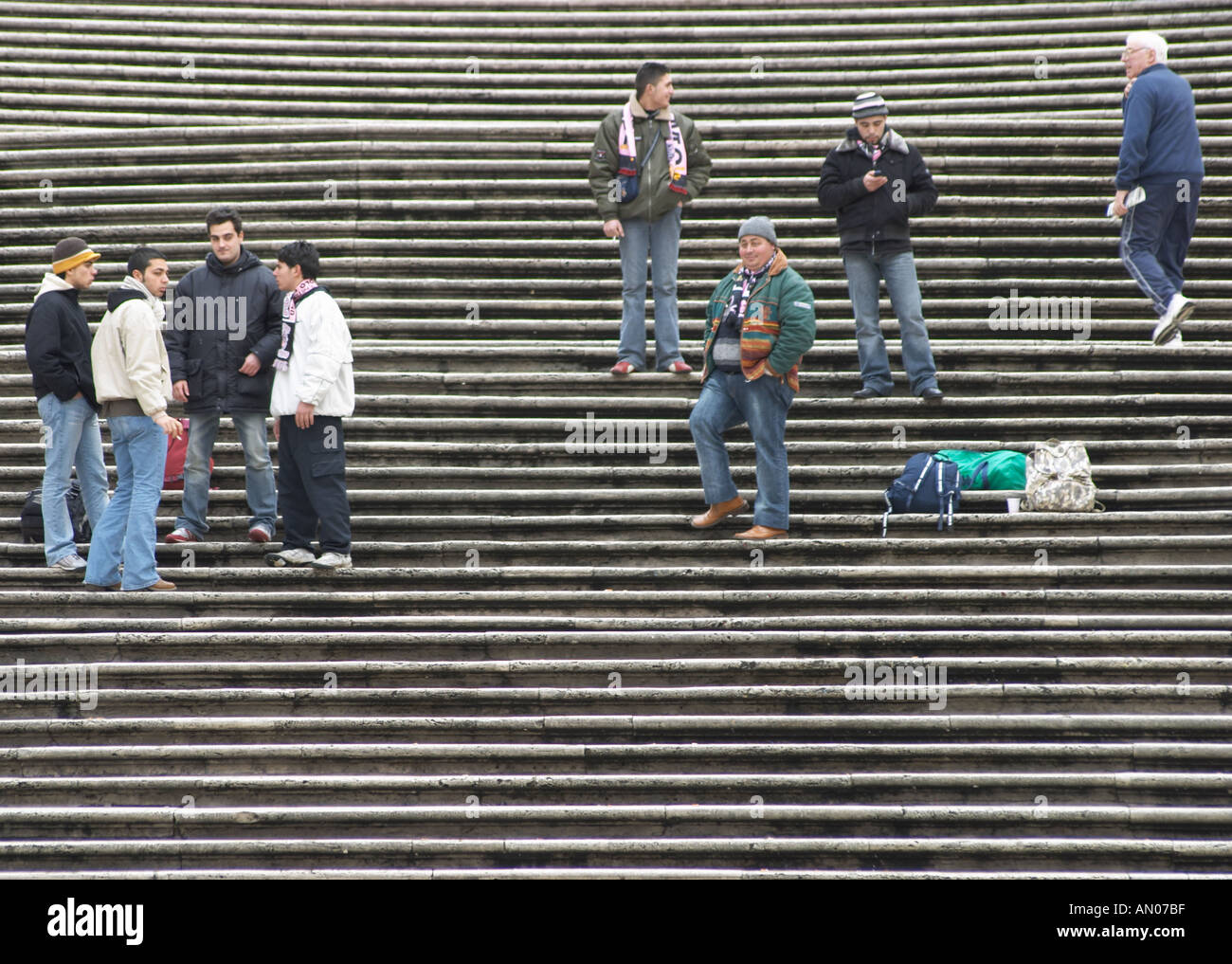La gente en la Plaza de España. La Piazza de Spagna, Roma, Lazio, Italia. Foto de stock