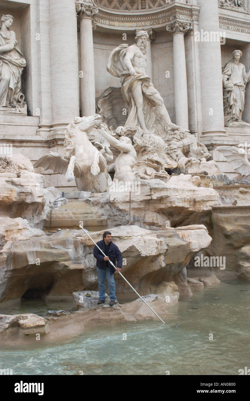 Limpieza de la Fontana de Trevi. La Fontana di Trevi, Roma, Lazio, Italia. Foto de stock