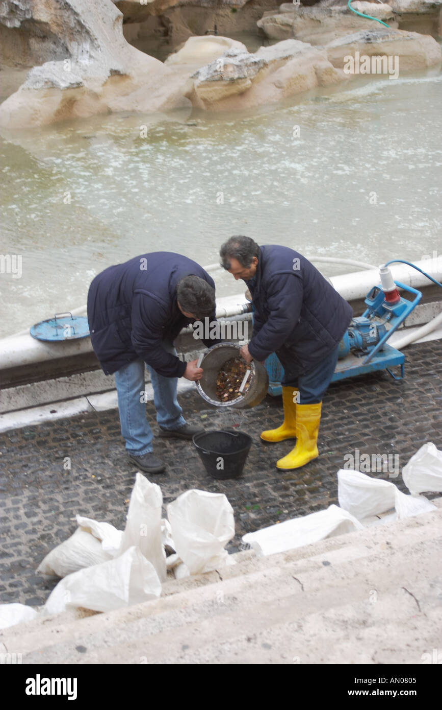 Vaciar las monedas de la Fontana di Trevi en Roma. . La Fontana di Trevi, Roma, Lazio, Italia. Foto de stock
