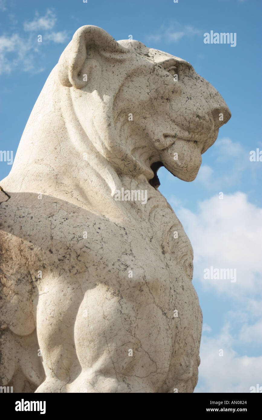 Una estatua de un león alado en el monumento a Vittorio Emanuele Foto de stock