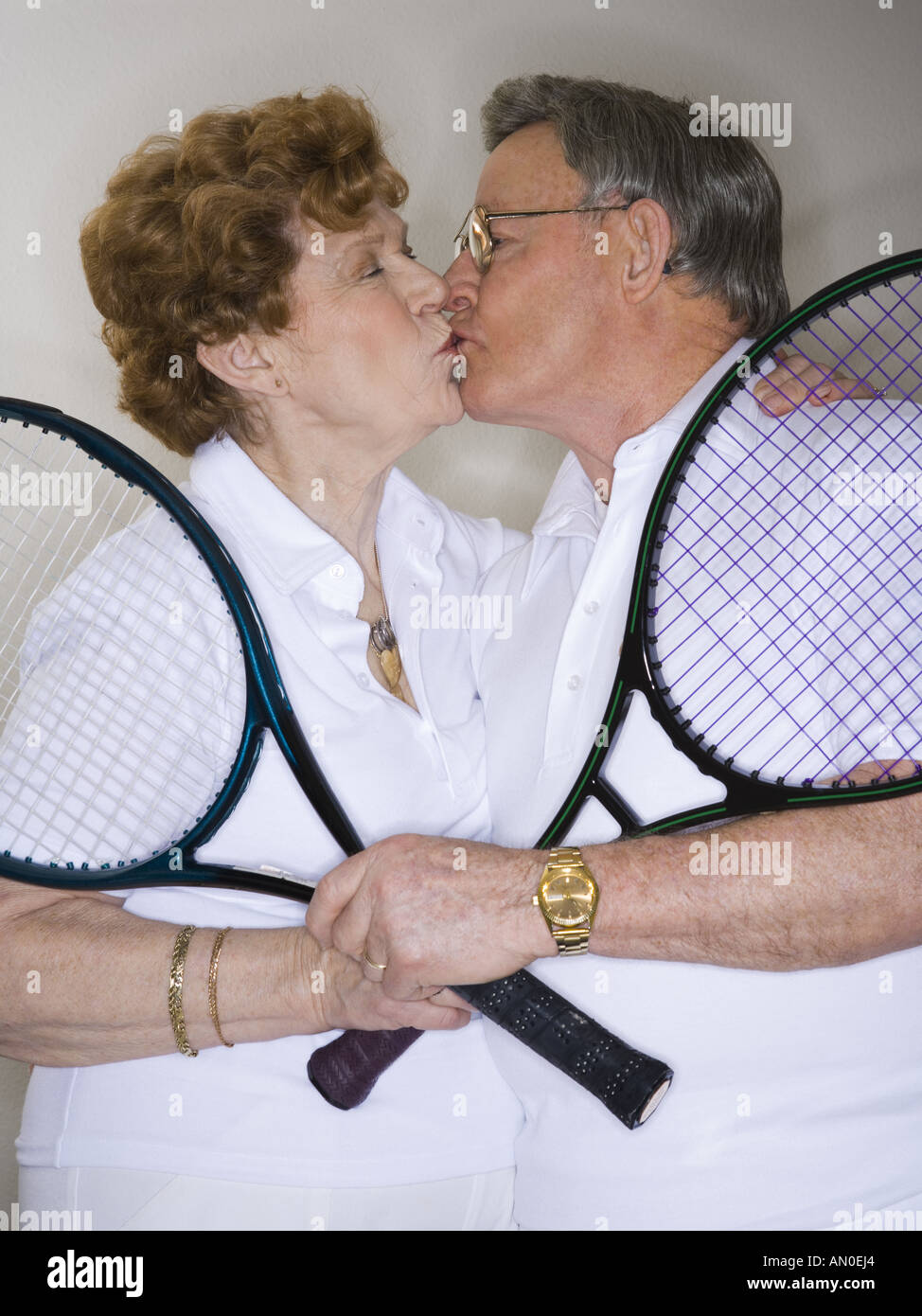 Cerca de un alto par la celebración de raquetas de tenis y besos Fotografía  de stock - Alamy