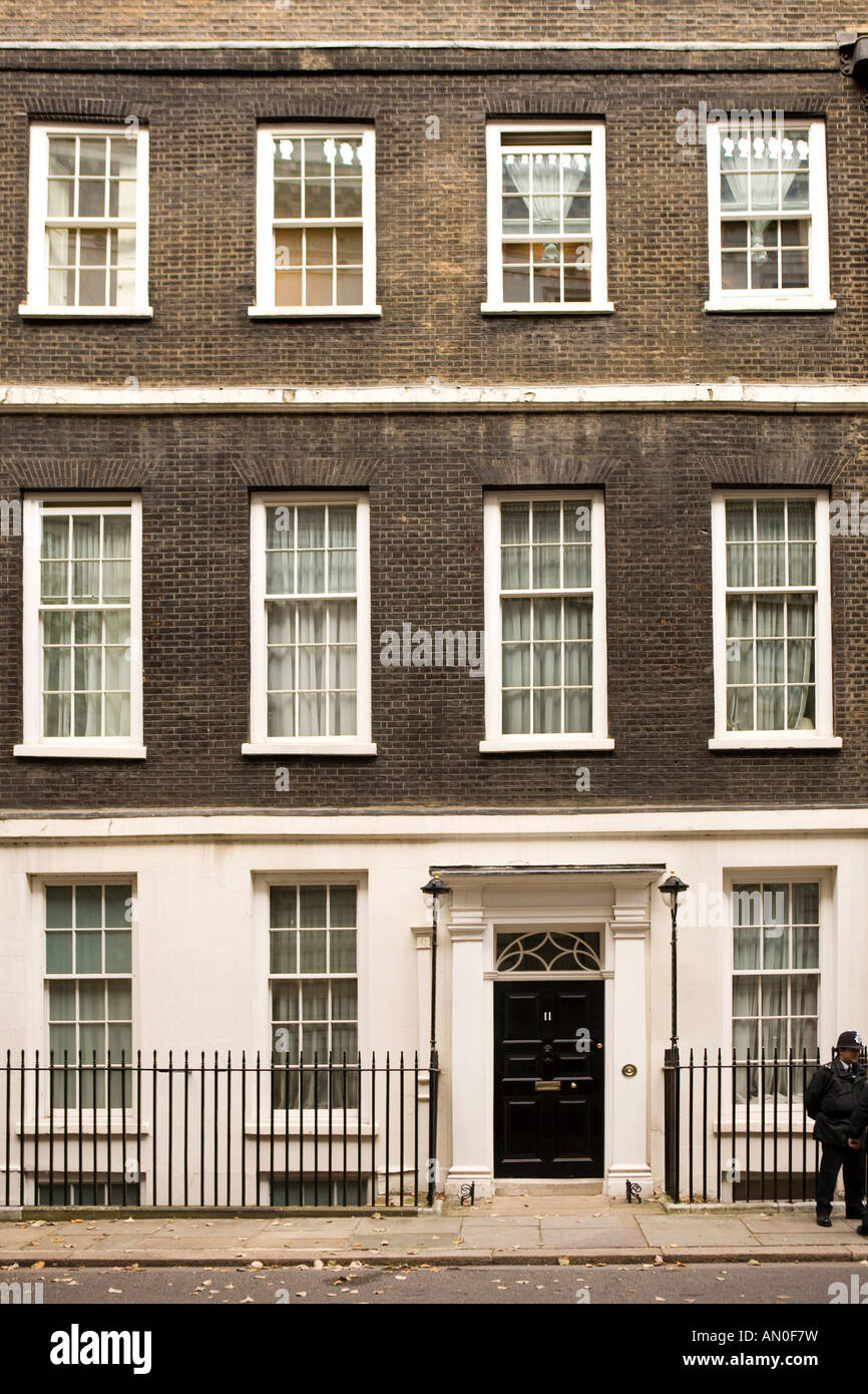 Reino Unido Londres Whitehall Número 11 de Downing Street, hogar del Canciller británico de Hacienda Foto de stock