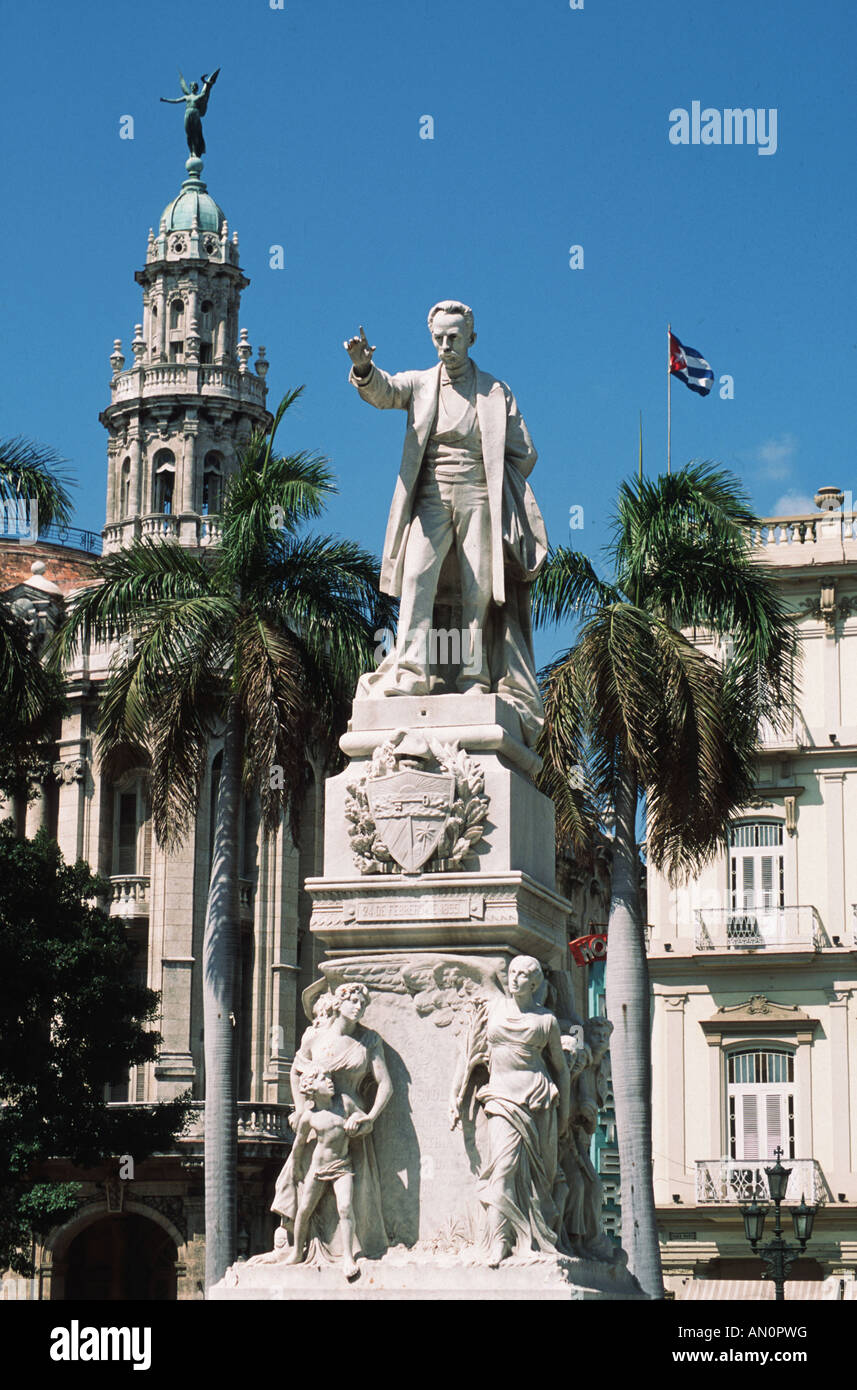 Estatua de jose marti en la habana en el parque central fotografías e