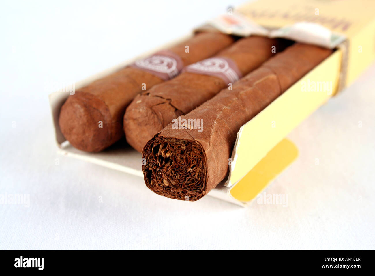 Cigarros Puros Cubanos Habanos en paquete Fotografía de stock - Alamy