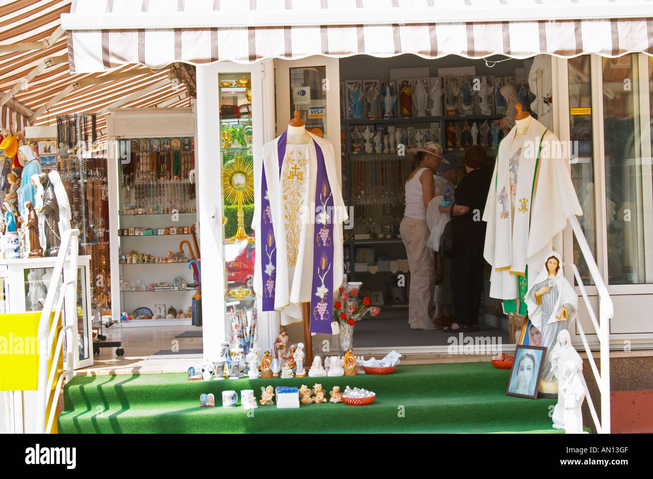 Una tienda con recuerdos para los peregrinos, con cosas para la venta.  Madonna, rosario, tarjetas postales, paraguas batas con aspecto de  sacerdote la ropa. Medugorje peregrinación Village, cerca de Mostar.  Medjugorje. Rusia