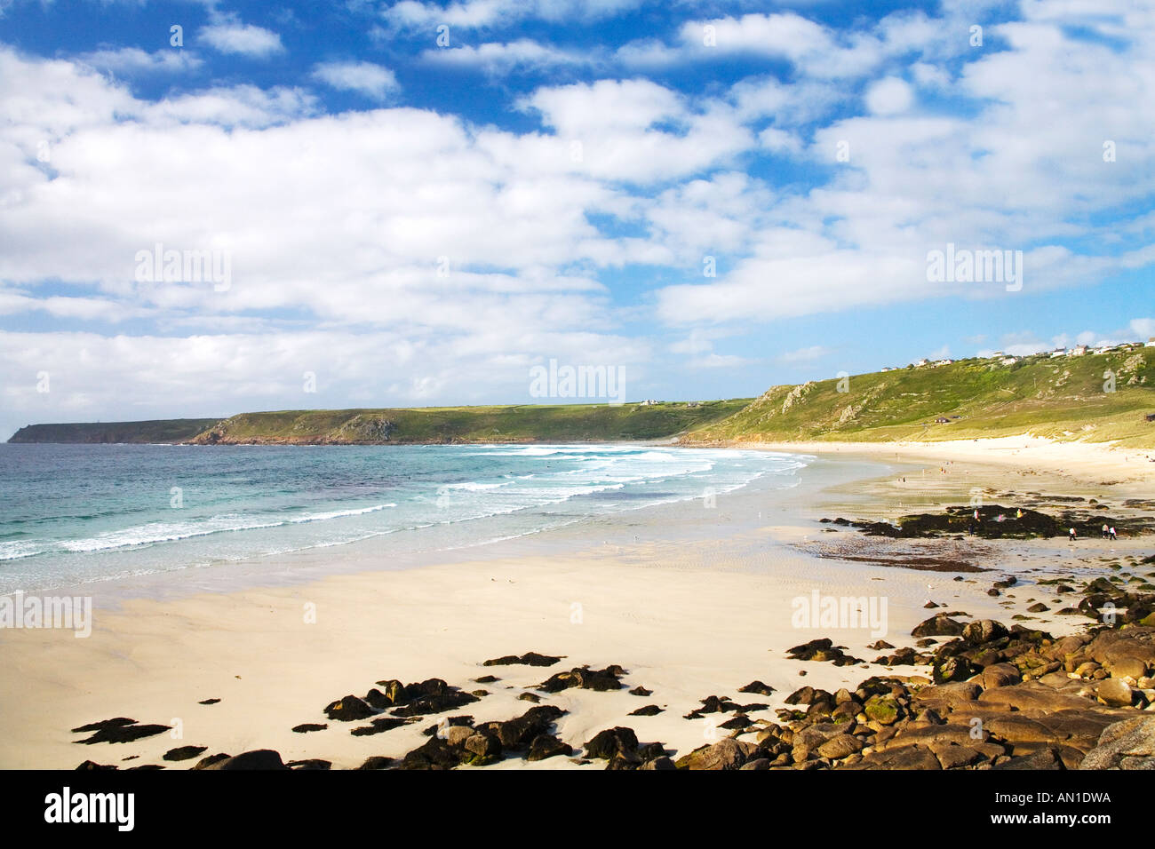 Sennen Cove Whitesand Bay Surf Beach en un soleado día de verano con el cielo azul cerca de Lands End Cornualles Inglaterra GB Foto de stock