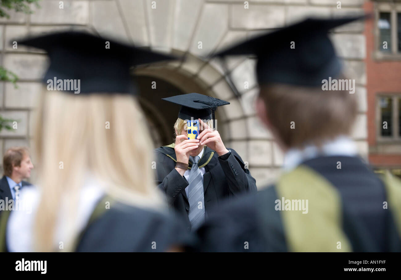 Día de graduación en la Universidad de Birmingham, Inglaterra, los  estudiantes en su ceremonia vestidos de trajes tradicionales y juntas de  mortero Fotografía de stock - Alamy