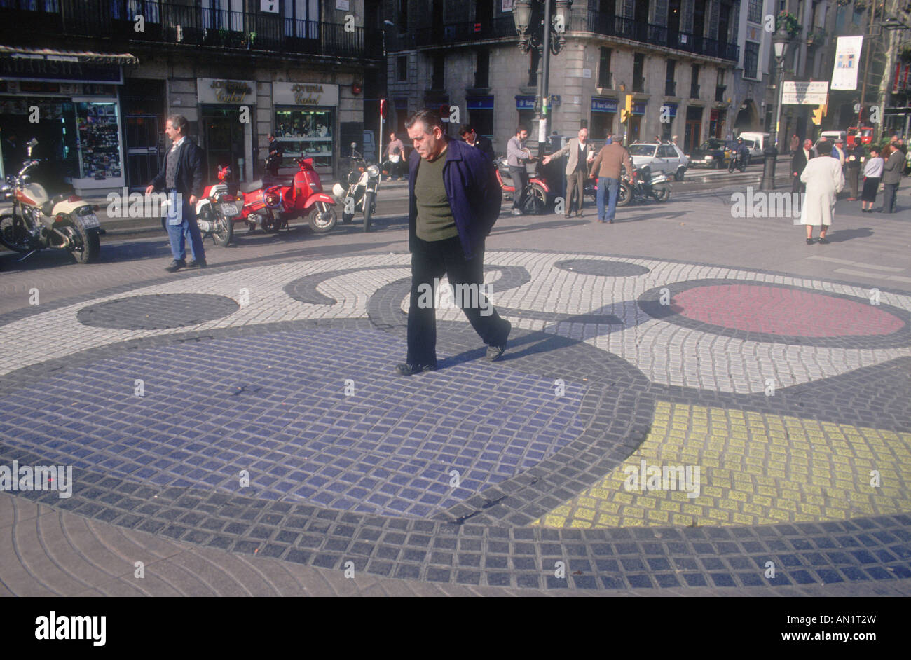 Las Ramblas, Barcelona, con el hombre de caminar sobre el patrón en pavimento diseñado por Miró. Foto de stock
