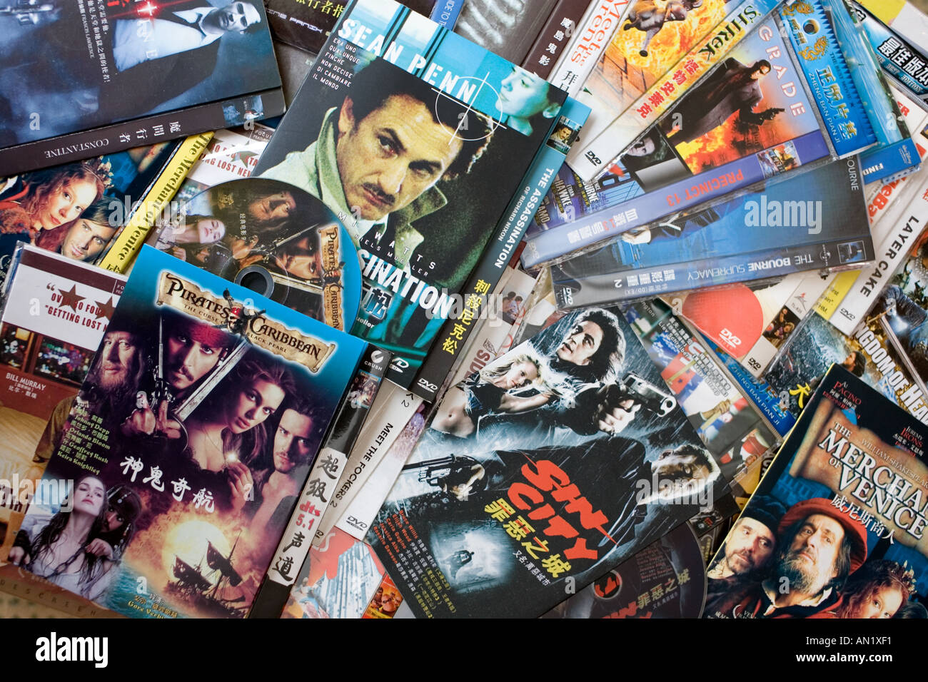 DVD pirata ilegal s en venta Shanghai China Fotografía de stock - Alamy