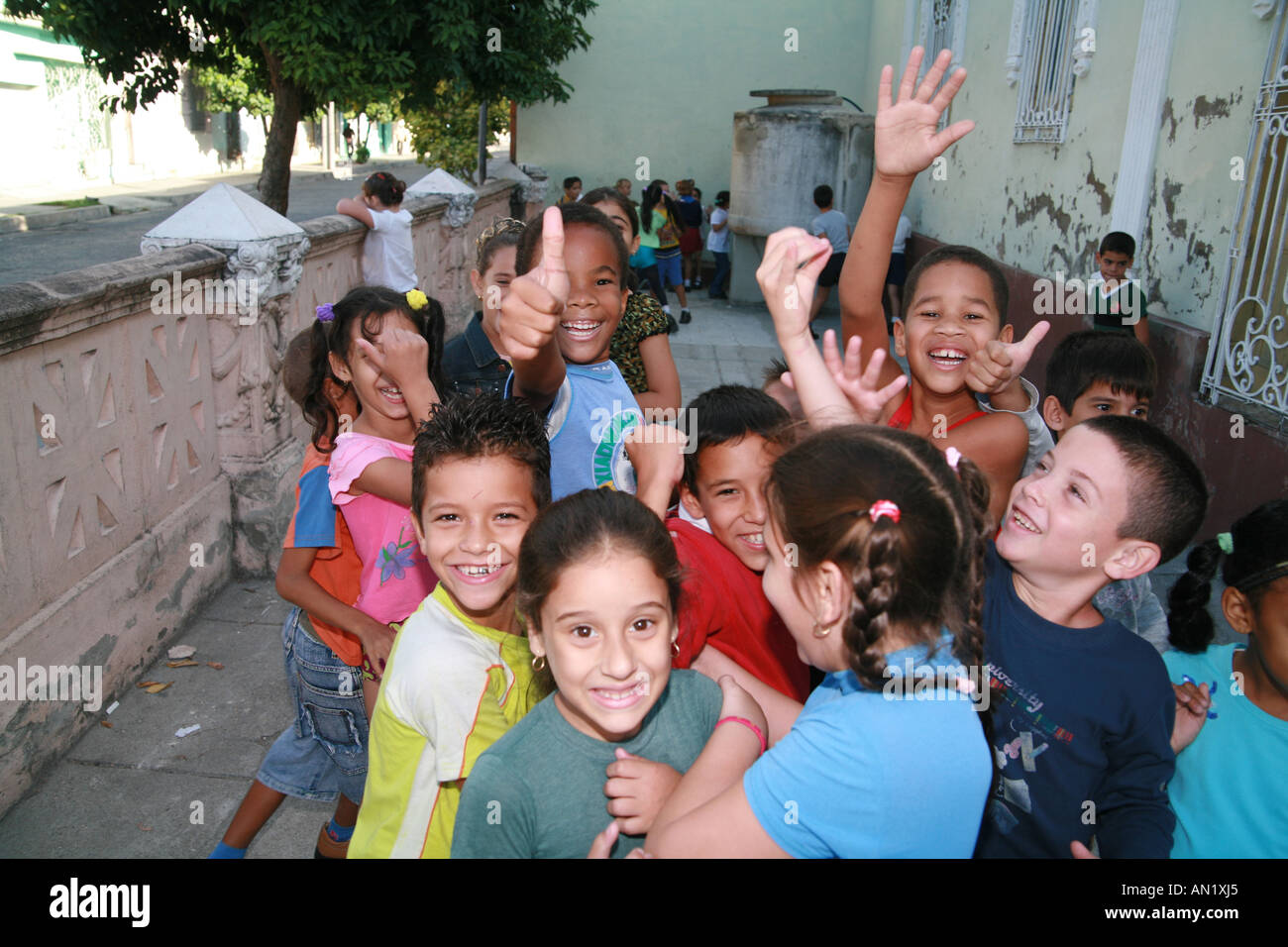 Cuba Cienfuegos niños jugando en el patio de una escuela local Fotografía  de stock - Alamy