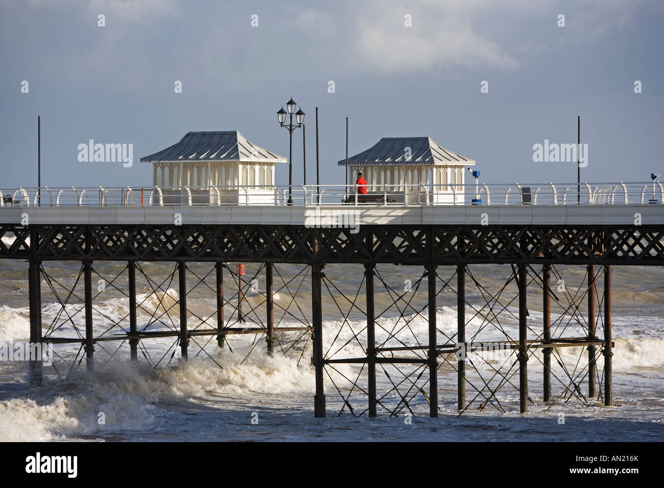 Cromer Pier Cromer Norfolk East Anglia Inglaterra durante una marea alta y tormentoso condiciones Foto de stock