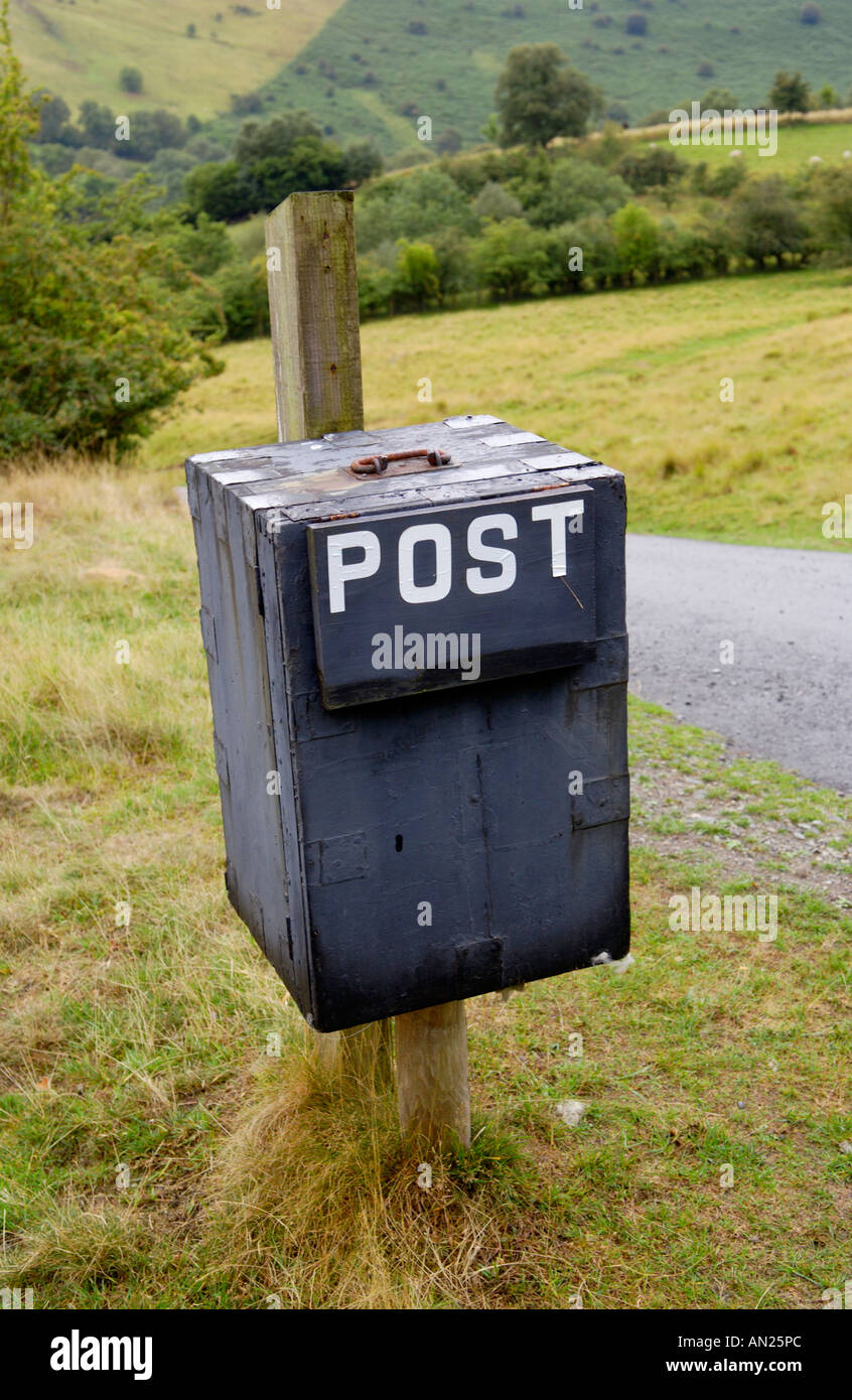 Casilla postal en el camino al final de la finca remota vía cerca de Rhayader Powys Mid Wales UK Foto de stock