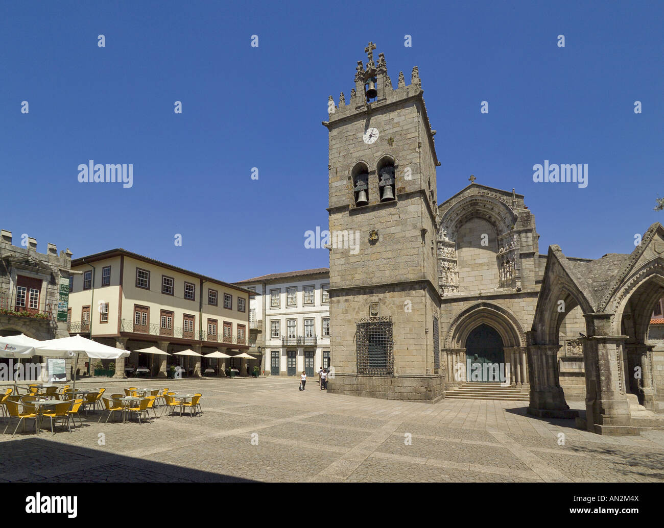 Distrito de Minho, Guimaraes, Nossa Senhora Da Oliveira Plaza, la Iglesia y la Posada Foto de stock