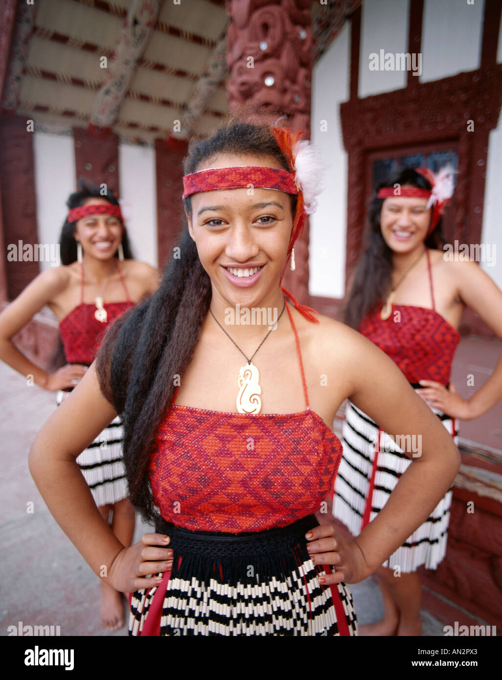 Las niñas maoríes vestidos de traje, Maorí de Rotorua, Isla del Norte,  Nueva Zelanda Fotografía de stock - Alamy