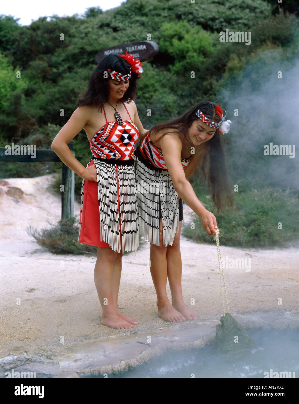 Las mujeres maoríes cocinar en Hot Spring / traje tradicional, Rotorua, Isla del Norte, Nueva